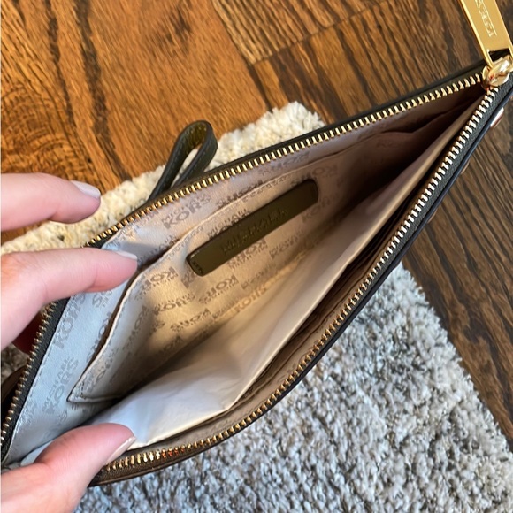 NEW Michael Kors Clutch - Picture 4 of 4